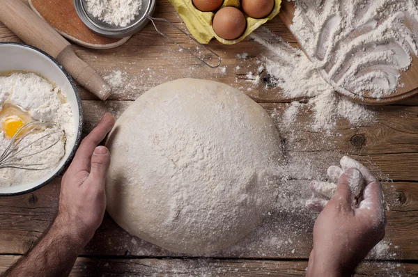Mannelijke baker bereidt brood — Stockfoto