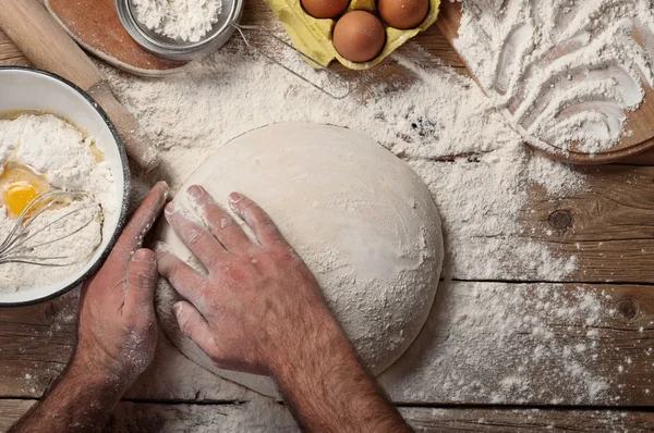 Male baker prepares bread — Stock Photo, Image