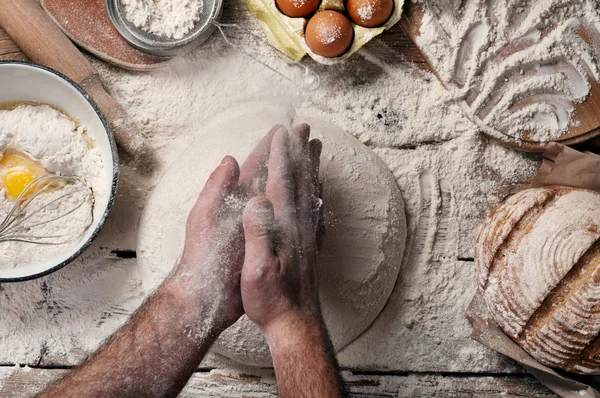 Male baker prepares bread — Stock Photo, Image