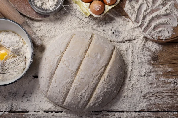 Сырая буханка хлеба — стоковое фото