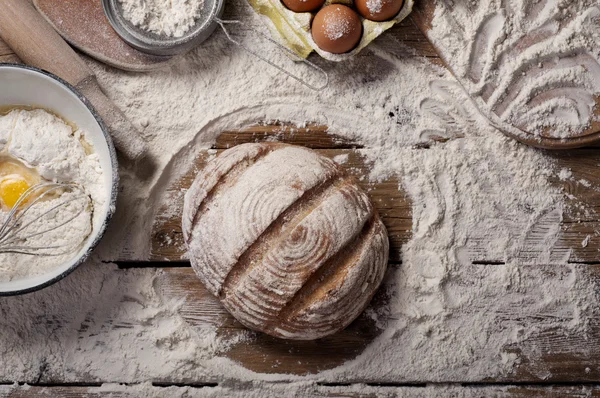 Буханка хлеба на деревянном столе в пекарне — стоковое фото