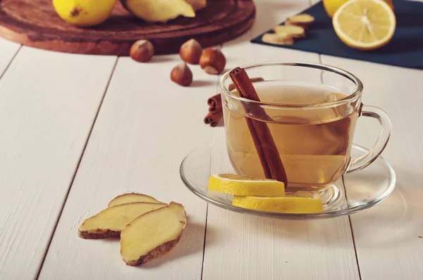 Thee met kaneel, gember en citroen stokken — Stockfoto