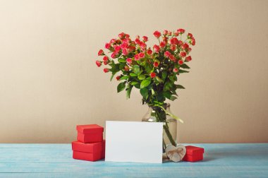 Boş tebrik kartı ve hediyeler ile gül buketi