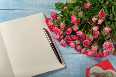 Açık Not Defteri ile pembe gül buketi