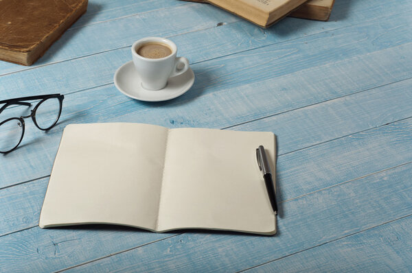 Стол для офиса с открытой записной книжкой
