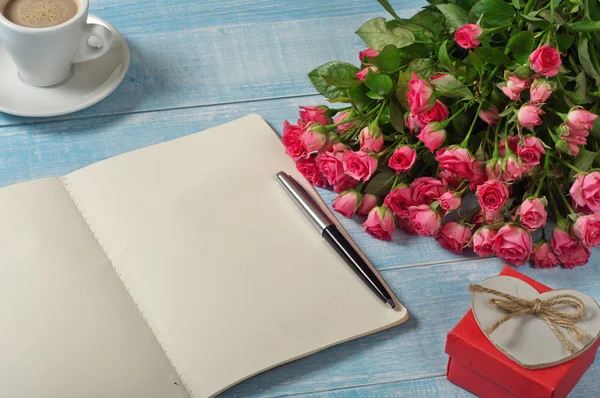 Bouquet of pink roses with an open notebook — Stock Photo, Image