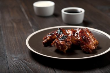 Bal ve susam ile Soya soslu tavuk kanadı 