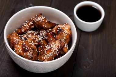 İçinde Tay tatlı ve ekşi soslu tavuk ızgara