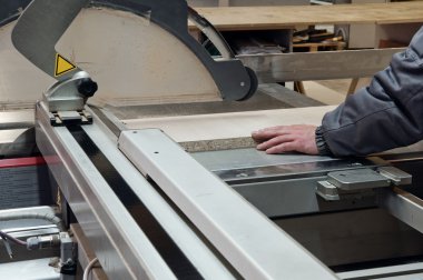 Erkek marangoz ahşap için daire testere kullanarak