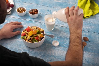 Man kahvaltı meyve salatası yemek