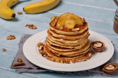 Karamelize muz, fındık ve bal ile Pancakes 