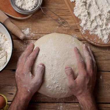 Erkek baker ekmek hazırlar