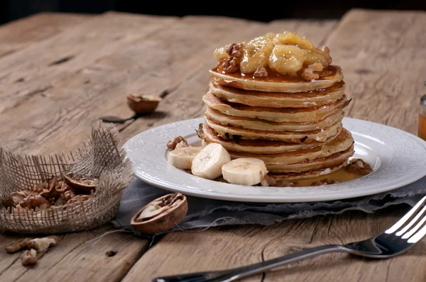 Pannkaka med karamelliserad bananer, nötter och honung — Stockfoto