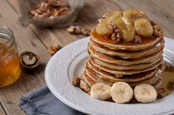 Блины с карамельными бананами, орехами и медом — стоковое фото