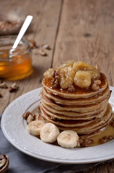 Pancake with caramelized bananas, nuts and honey — Stock Photo, Image