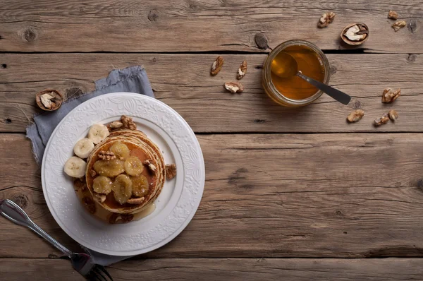 Pannkaka med nötter, honung och karamelliserad bananer — Stockfoto