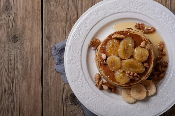 Pannkaka med nötter, honung och karamelliserad bananer — Stockfoto