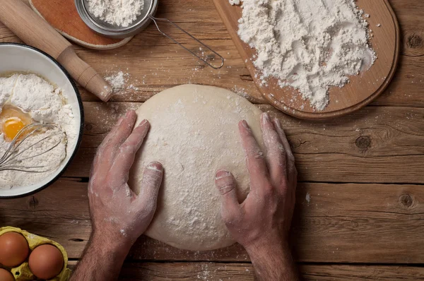 Male baker prepares bread — Stock Photo, Image