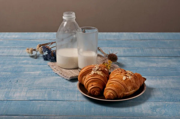 Свежие домашние круассаны с миндалем и молоком — стоковое фото