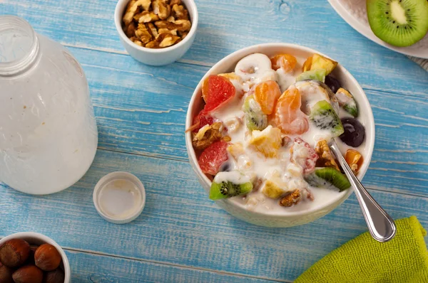 Delicioso desayuno de ensalada de frutas y yogur —  Fotos de Stock