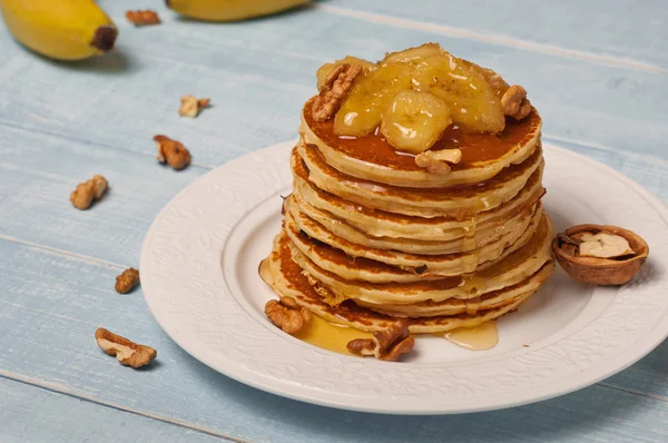 Pannkaka med karamelliserad bananer och honung — Stockfoto