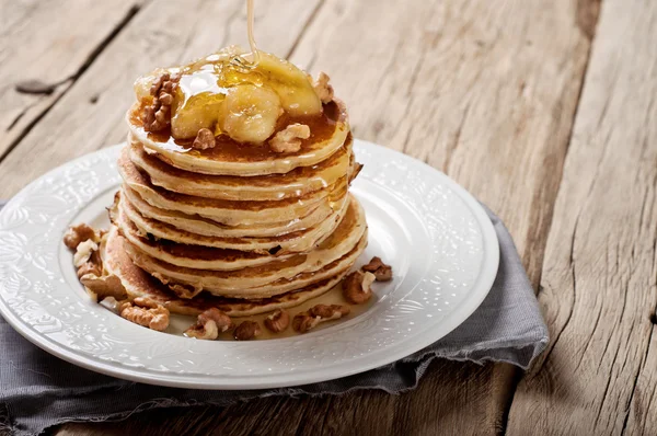 Pannkaka med karamelliserad bananer och honung — Stockfoto