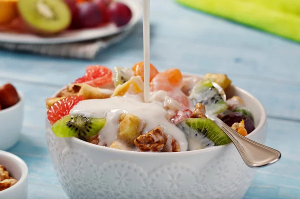 Yoğurt ve fındık closeup ile meyve salatası — Stok fotoğraf