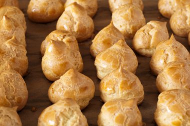 bir fırın tepsisinde doldurulmuş profiterol