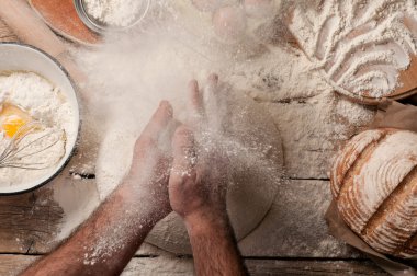 Baker ekmek hazırlar