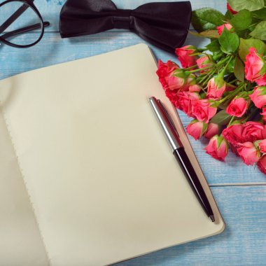 bir defter ve bir hediye ile gül buketi