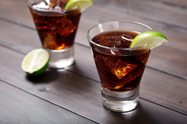 Ron y Cola Cuba Libre con Lima y Hielo — Foto de Stock