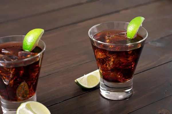 Ron y Cola Cuba Libre con Lima y Hielo — Foto de Stock