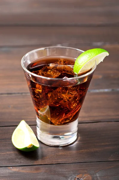 Rum and cola cuba libre with Lime and Ice — Stock Photo, Image