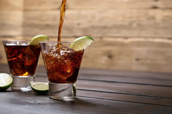 Versare il rum e la cola cuba libre — Foto Stock