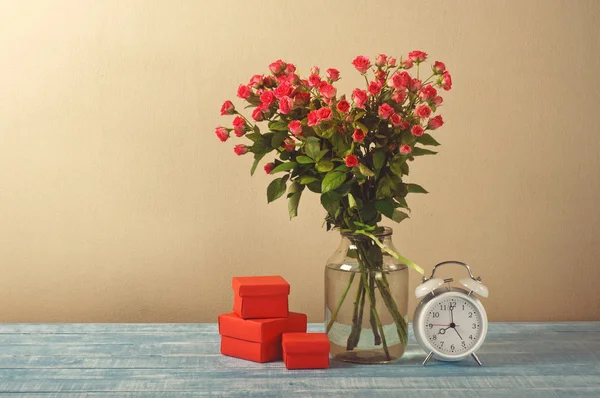 Buquê de rosas com presente — Fotografia de Stock