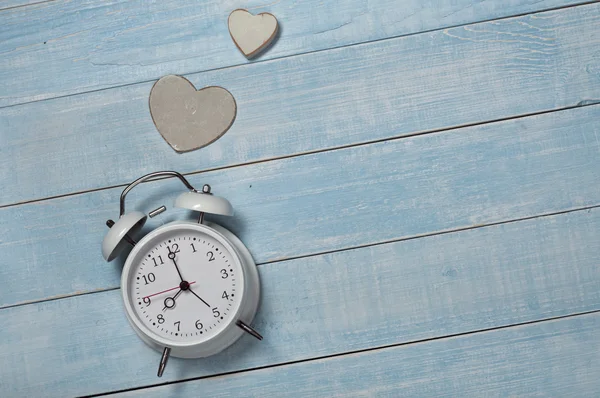 Reloj despertador vintage con corazón de madera hecho a mano —  Fotos de Stock