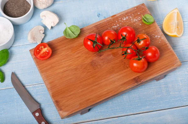 Chicken fillet with cherry tomatoes, mushrooms and basil leaves — Stock Photo, Image