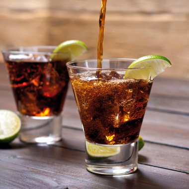 ROM ve cola cuba libre dökün limonlu, buz