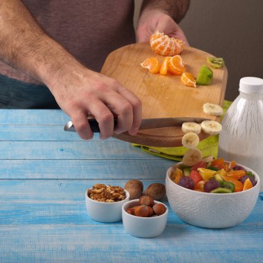 Adam meyve salatası hazırlama evde pişirme