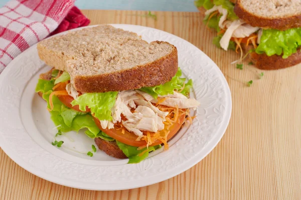 Здоровый большой сэндвич на тарелке — стоковое фото