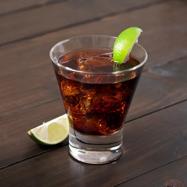 Rom och cola Kuba libre med Lime och is — Stockfoto