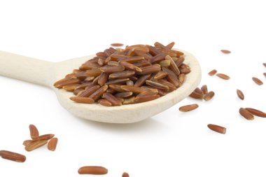 Bir tahta kaşık kırmızı pirinç