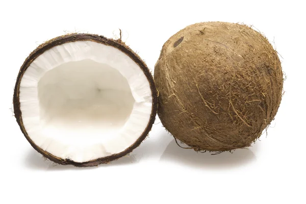 Eine ganze Kokosnuss und eine halbe Kokosnuss — Stockfoto