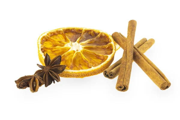Rebanada de naranja seca con canela y anís estrellado — Foto de Stock