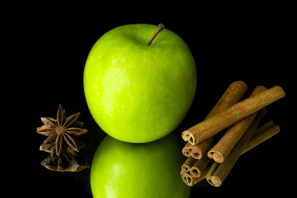Manzana verde y anís estrellado con canela — Foto de Stock