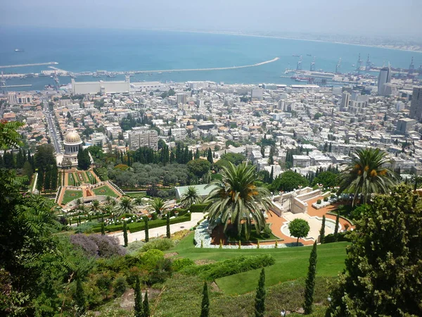 山頂からイスラエルのハイファにあるバハイ寺院までのパノラマビュー ハイファの地中海のパノラマビュー — ストック写真