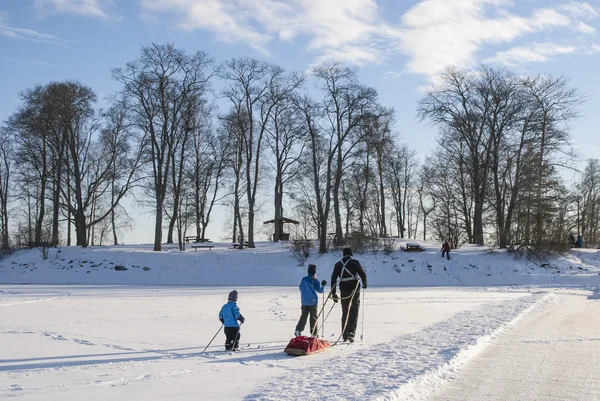 Personas caminando en la bahía congelada —  Fotos de Stock