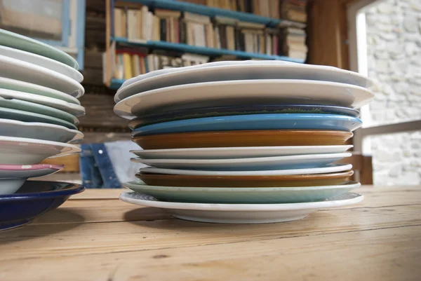 Montón de platos sobre la mesa — Foto de Stock