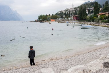 Garda Gölü ve Malcesine şehir - İtalya