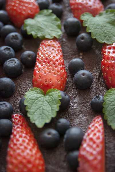 Украшение на торте из листьев, черники и листьев
